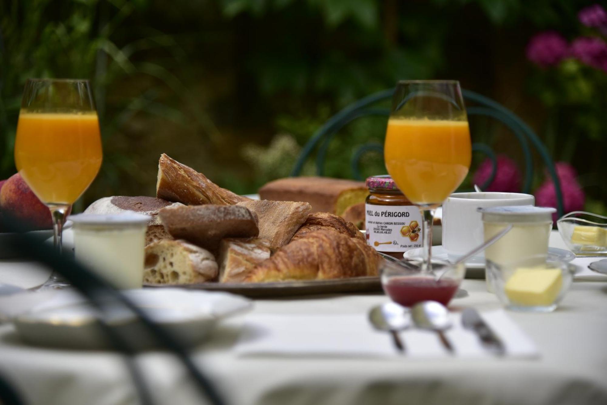 Logis Hotel Le Boudoir Belvès Eksteriør bilde